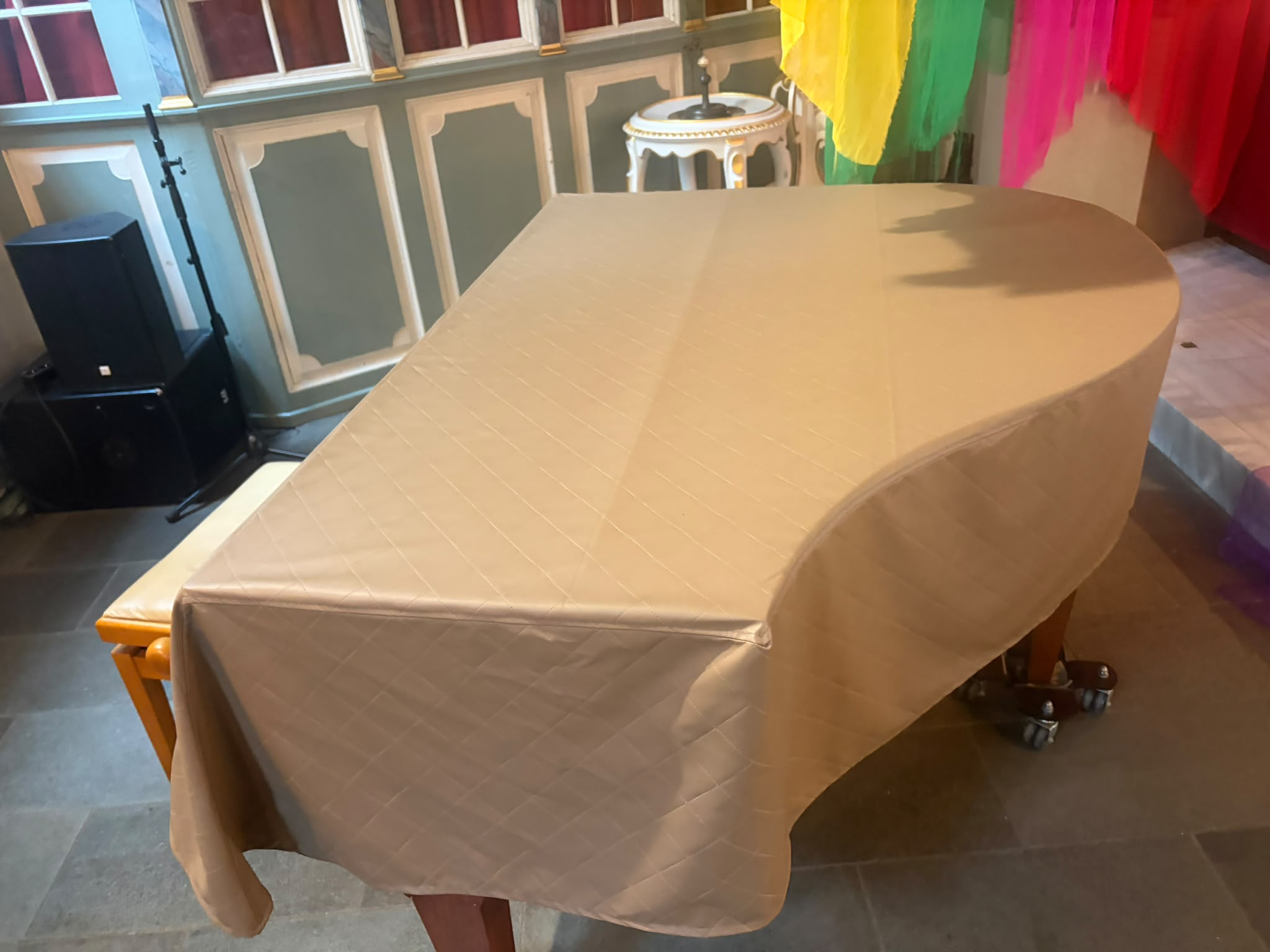 Passgenaue beige Klavierhusse aus Kunstleder