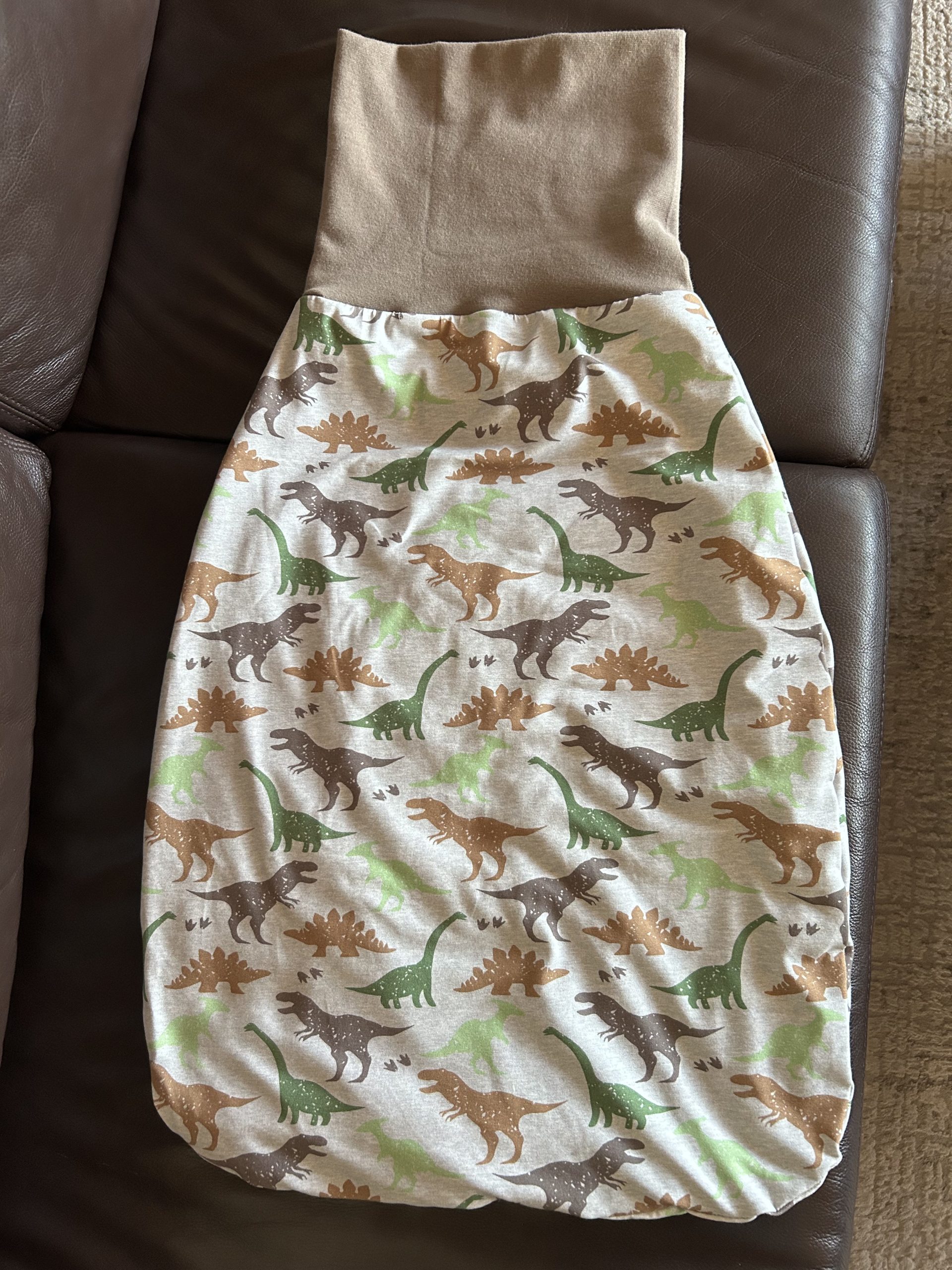 Baby-Pucksack mit Dinosauriermuster und breitem einfarbigem Bund