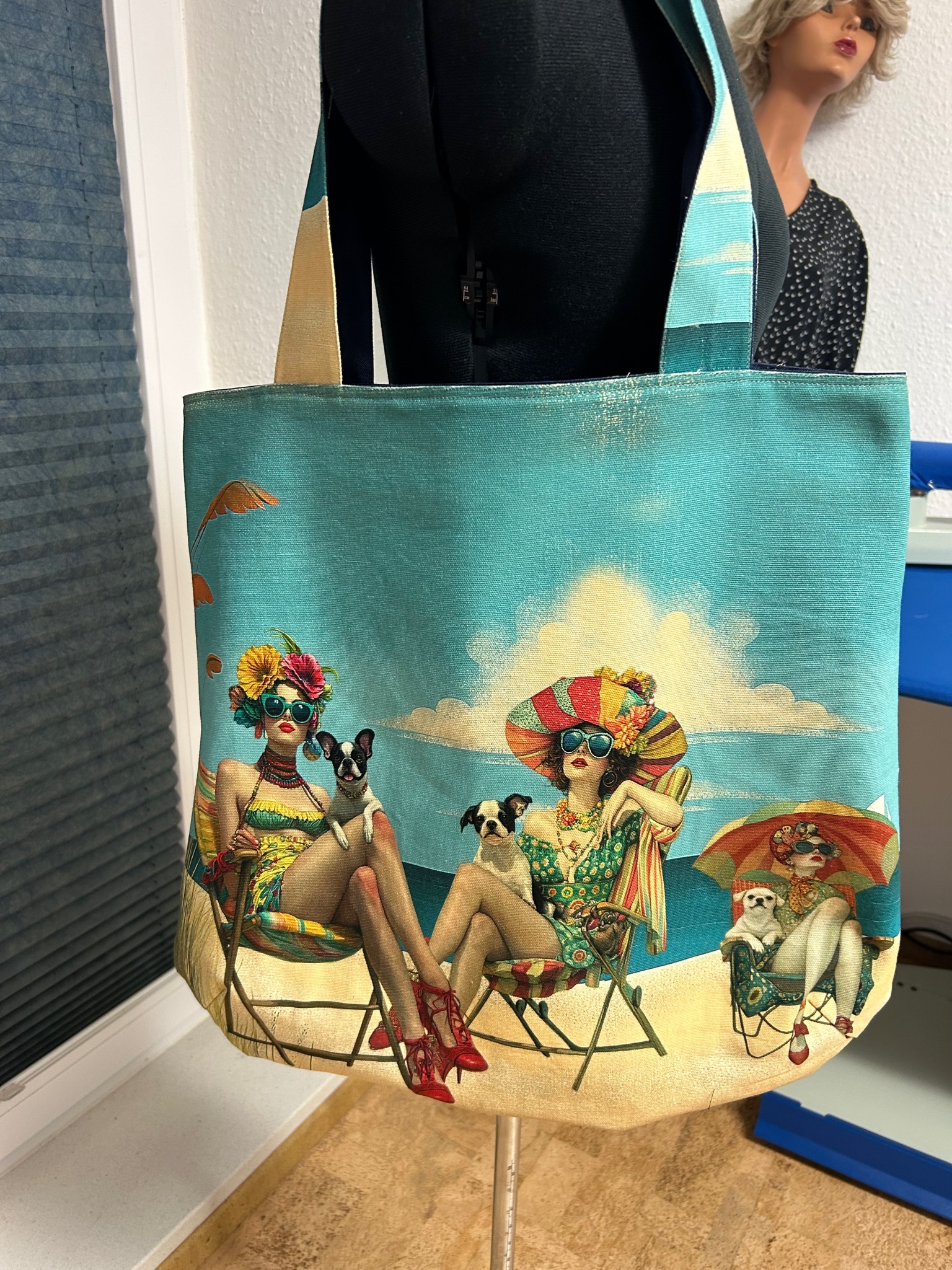 Große Canvas-Tasche mit türkisfarbenem Strandmotiv und dunklen Trägern