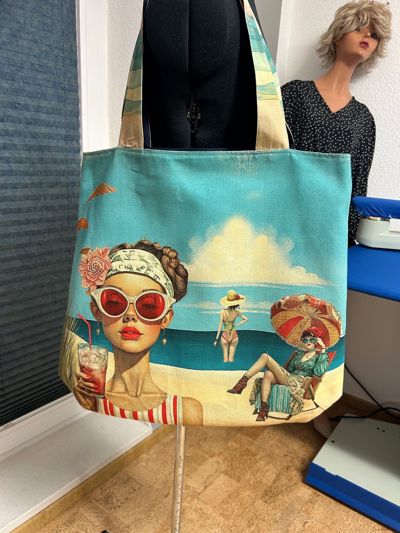 Große Canvas-Tasche mit farbenfrohem Strandmotiv und dunklen Trägern