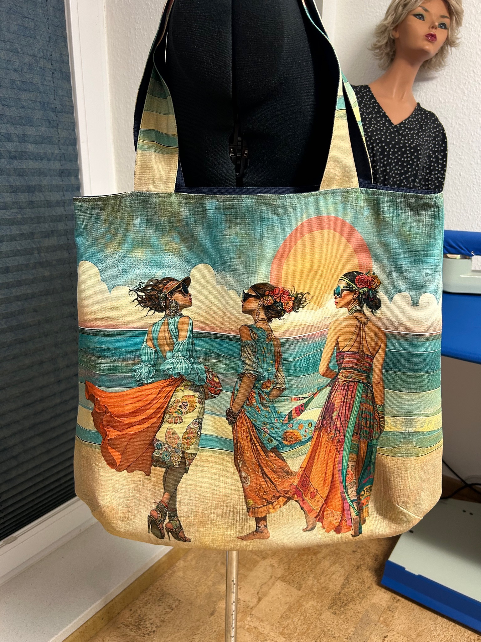 Große Canvas-Tasche mit Strandmotiv aus einer weiteren Ansicht