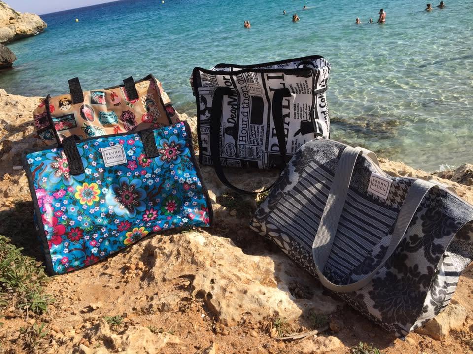 Handgefertigte gemusterte Taschen von Bruhn Design am Wasser